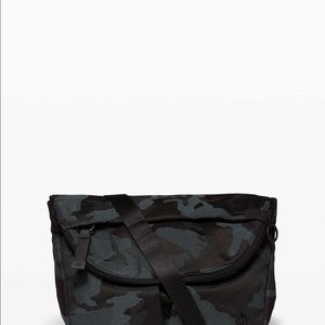 Lululemon Festival crossbody